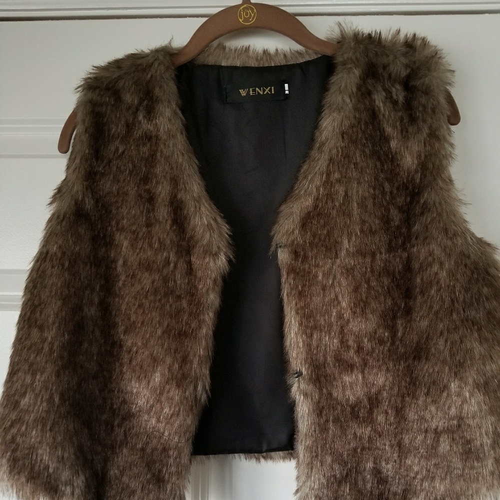 Cropped faux fur vest size L